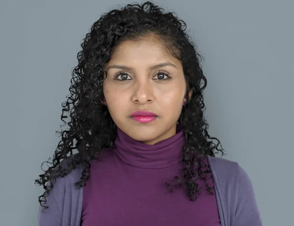 Mulher séria com cabelo encaracolado — Fotografia de Stock