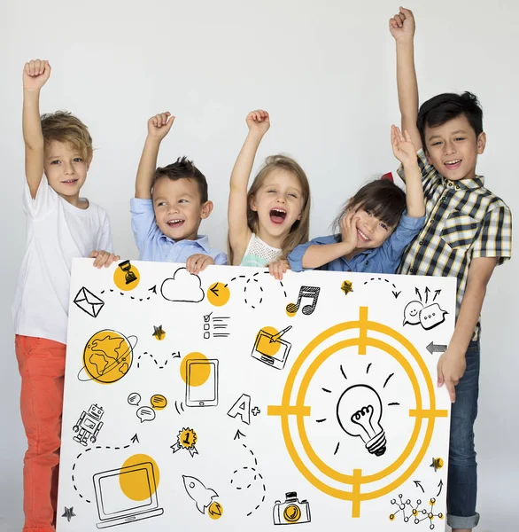 Дети держат плакат — стоковое фото