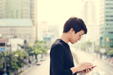 Asyalı adam akıllı telefon kullanma