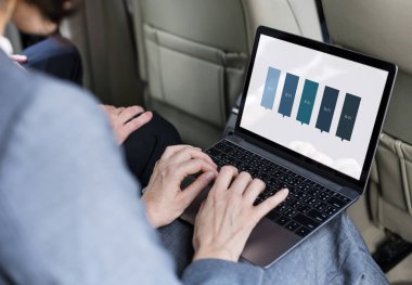 Arabaya dizüstü kullanarak işadamı