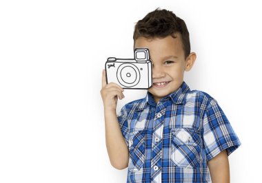 Kağıt kamera tutan çocuk 