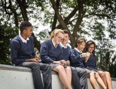 Dijital cihazlar kullanan öğrenciler