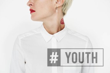 Beyaz gömlekli genç kadın