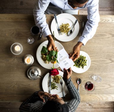 Adam kadına gül çiçek vererek