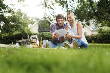 Çift dijital tablet pikniğe kullanma