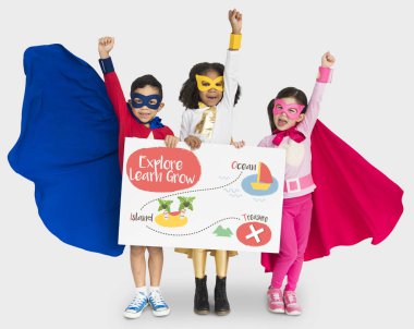 süper kahraman kostümleri giyen çocuk