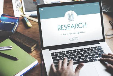 dizüstü bilgisayarda klavyede yazan adam