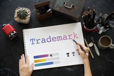 masada çalışan yaratıcı tasarımcı