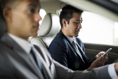 telefon kullanarak iş adamı