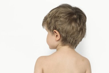 gömleksiz beyaz çocuk