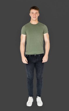  Gündelik giysiler içindeki genç adam.