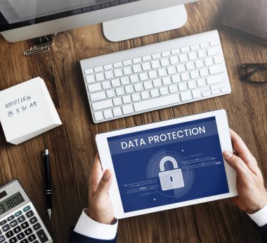 Dijital tablet kullanan işadamı