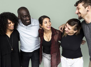 insanlar gülümsüyor ve arkadaşlarının yanına