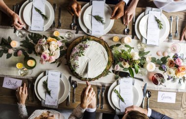 Gelin ve damat düğün pastasını kesiyor 