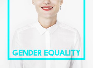 Beyaz gömlekli genç kadın