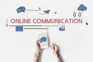 Akıllı telefon kullanan dövmeli kişi.