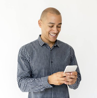 telefon kullanan Afrika adam