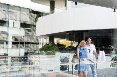 Çiftler birlikte vakit geçiriyorlar.