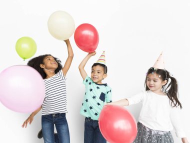 Balonlar ile oynayan çocuklar 