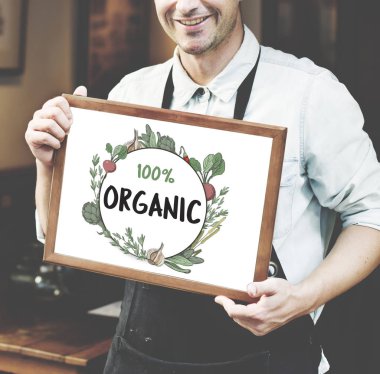 siyah önlük poster tutan adam