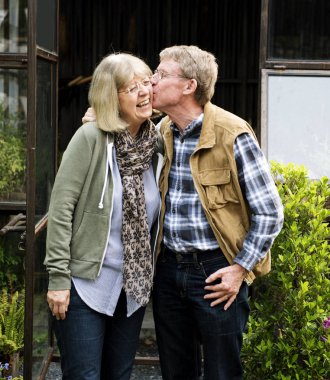 Üst düzey çiftçi çift öpüşme