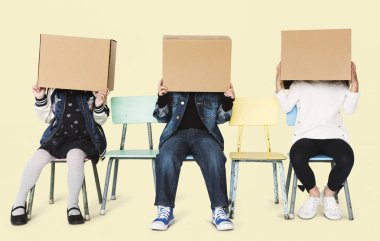 sandalye üzerinde oturan çocuklar