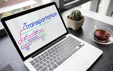 Açık tablo üstünde laptop 