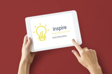 kişi holding dijital tablet