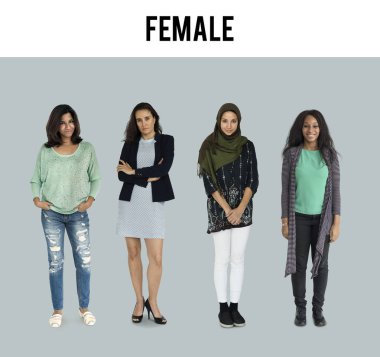 Gülümseyen kadın stüdyoda ayakta 