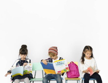 okul sandalye üzerinde oturan çocukları