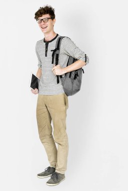 sırt çantası ve tablet ile ayakta adam 