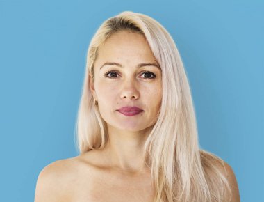 ciddi sarışın kadın