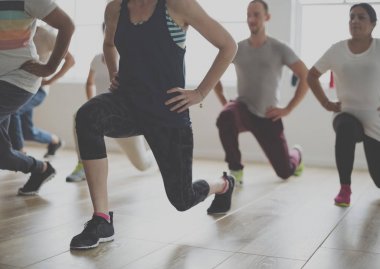 Eğitmen ile egzersiz insanlar