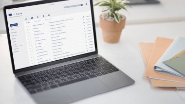 tablo üzerinde açılan not defteri