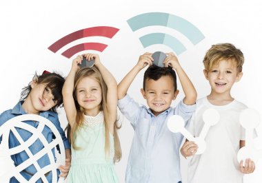 Arkadaşlar elinde bağlantı 