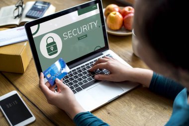 Kredi kartı tutan kadın.