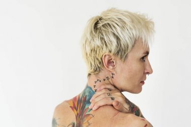 çıplak göğüslü sarışın kadın