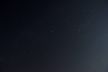 Güzel bir gece gökyüzü parlak yıldız ile