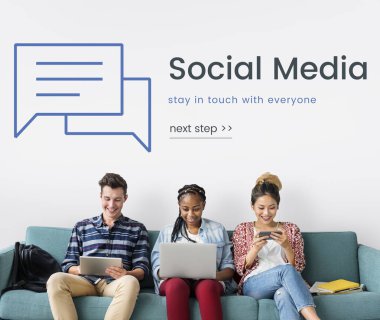 Arkadaşlar dijital cihazlar kullanarak 