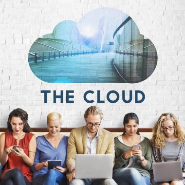 Dijital aygıtlar kullanan insanlar