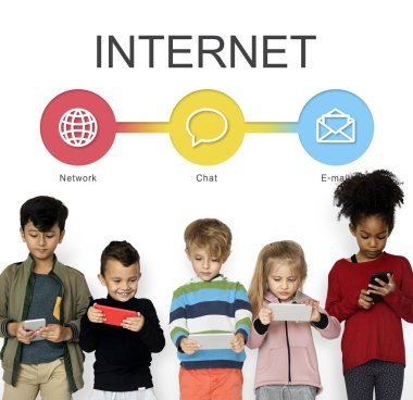 Çocuk akıllı telefonlar kullanarak