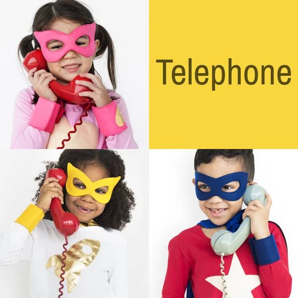 Niños usando teléfonos — Foto de Stock