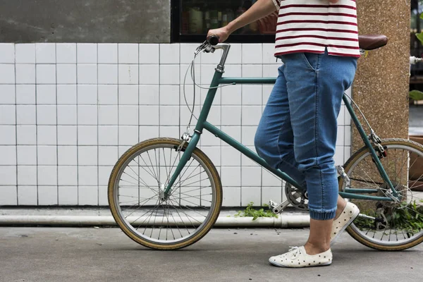 Mulher andando com bicicleta — Fotografia de Stock