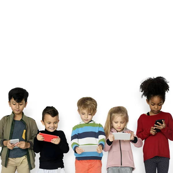 Cep telefonunu kullanarak çocuklar — Stok fotoğraf
