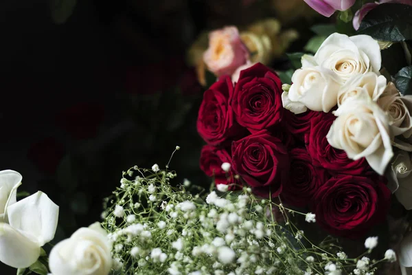 Buquê aromático com rosas — Fotografia de Stock