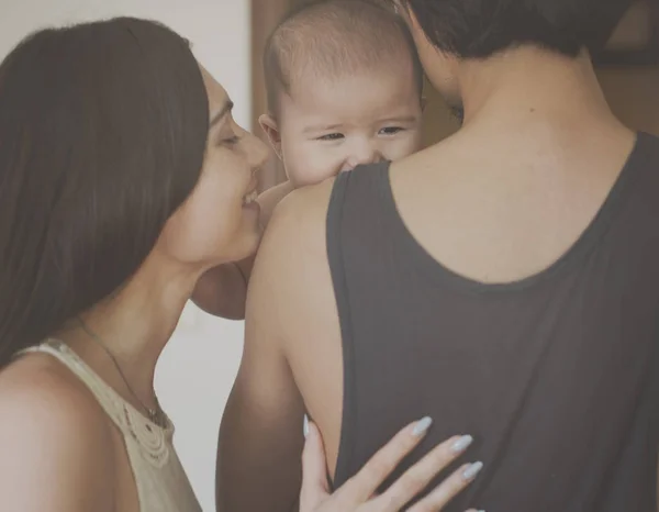 Madre e padre che abbracciano il neonato — Foto Stock