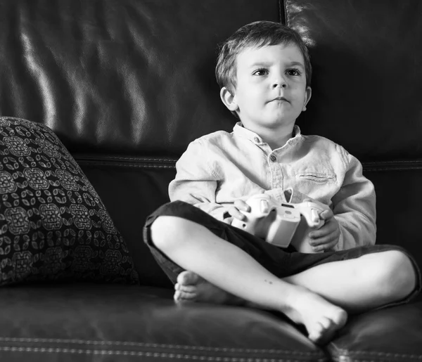 Маленький хлопчик з джойстиком — стокове фото