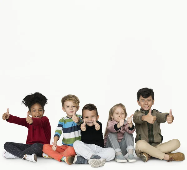 Niños mostrando pulgares hacia arriba —  Fotos de Stock