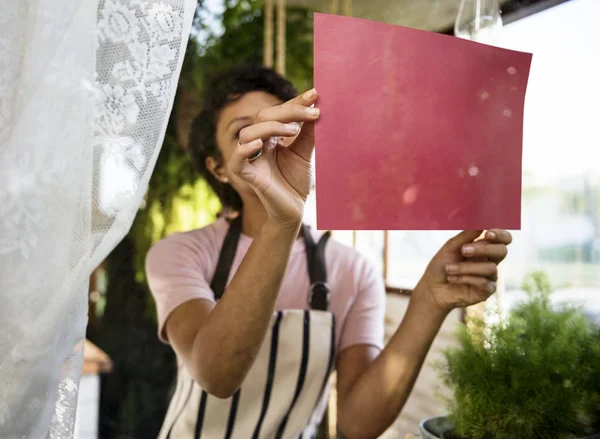 Frau arbeitet mit Plakatwand — Stockfoto