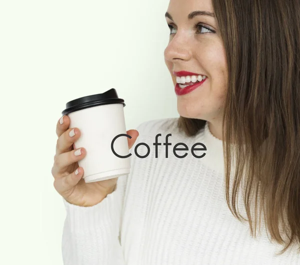 Kobieta trzymająca kubek kawy — Zdjęcie stockowe